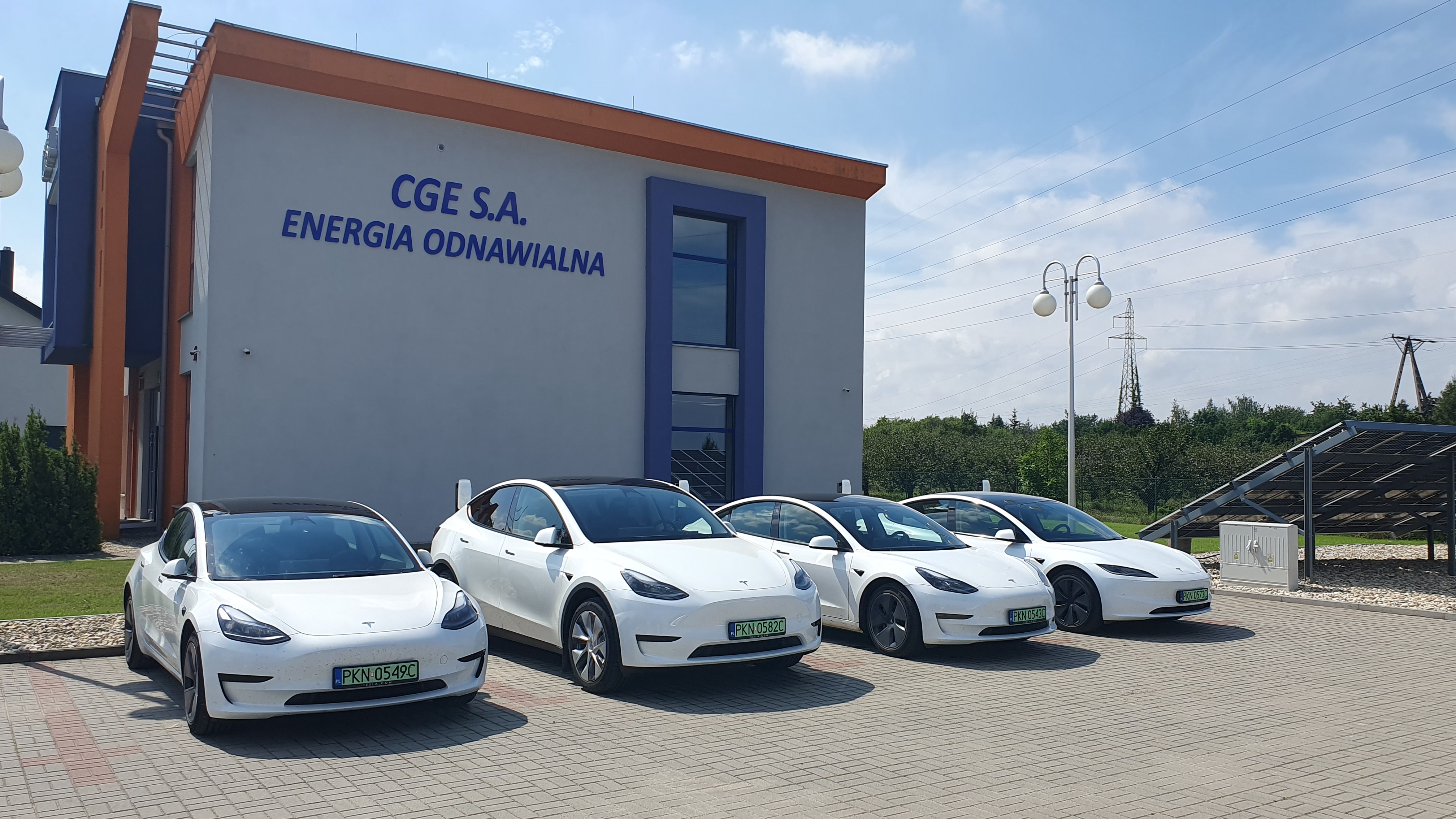 Tesla przy biurowcu CGE